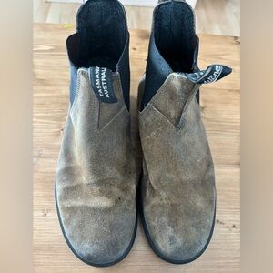Blundstones size men’s  9AU 10US